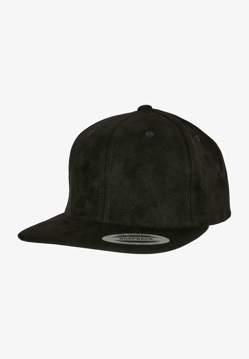 Fekete suede snapback sapka lapos karimával, hat panellel és egy kerek gombbal a tetején. Varrott részletezéssel és logós címkével a karimán.