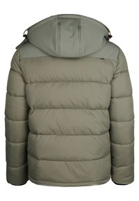 Jachetă puffer verde măsliniu cu o glugă mare, design matlasat și manșete cu nervuri. Textură moale cu detaliu de coasere orizontală.