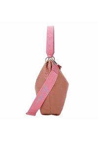 Sac à épaule rose en matériau doux, avec une forme effilée, une bandoulière ajustable et des accents en métal argenté. Fermeture éclair en haut.
