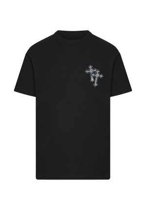 Camiseta negra de manga corta con dos cruces metálicas plateadas en la parte superior izquierda del pecho sobre un fondo blanco.
