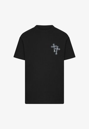 Camiseta negra de manga corta con dos cruces metálicas plateadas en la parte superior izquierda del pecho sobre un fondo blanco.