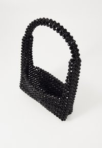 Schwarze Perlen-Handtasche mit einem strukturierten, offenen Design und einem runden Griff. Sie hat eine gemusterte Textur mit reflektierenden Perlen.