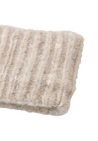 Bufanda de mezcla de lana en beige claro con un patrón de tejido acanalado texturizado y pequeños brillantes blancos, creando un efecto de brillo sutil.