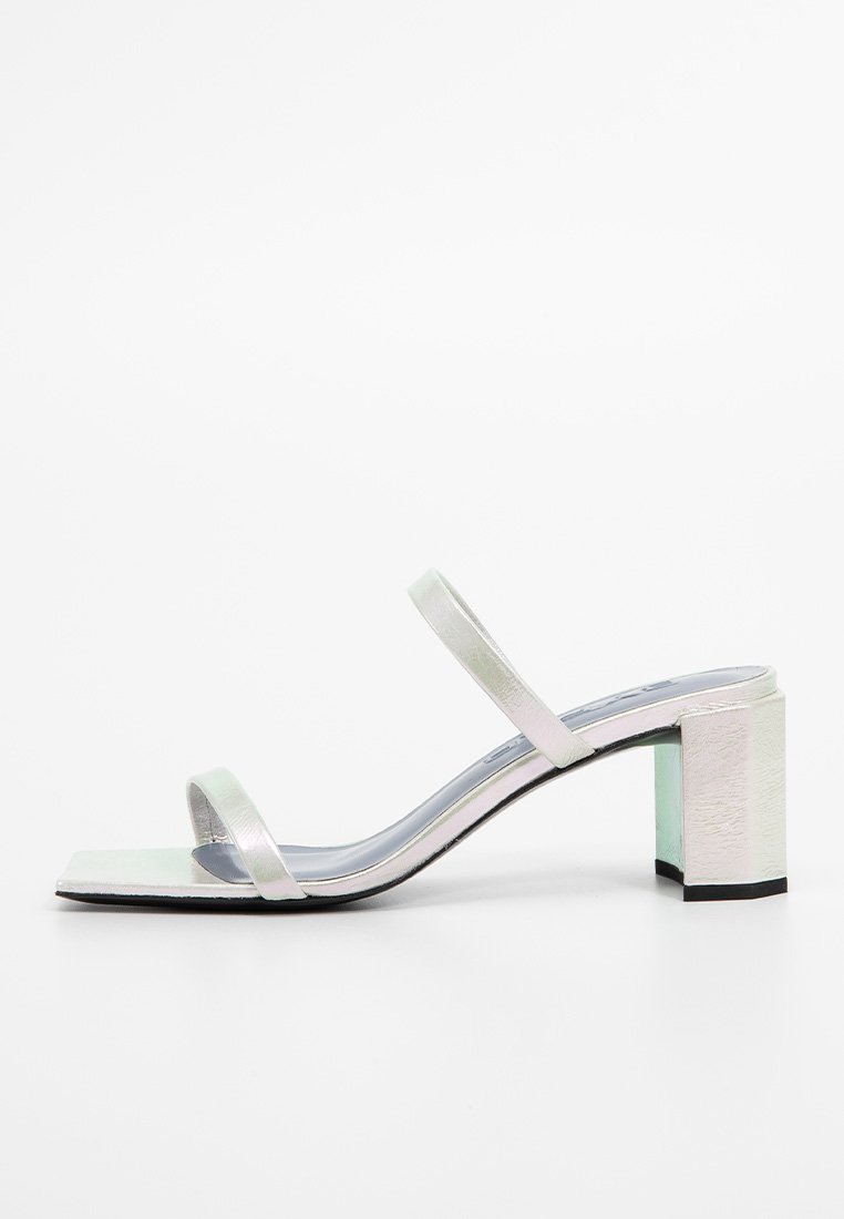 BY FAR Muiltjes met hak wit BY FAR Muiltjes met hak wit