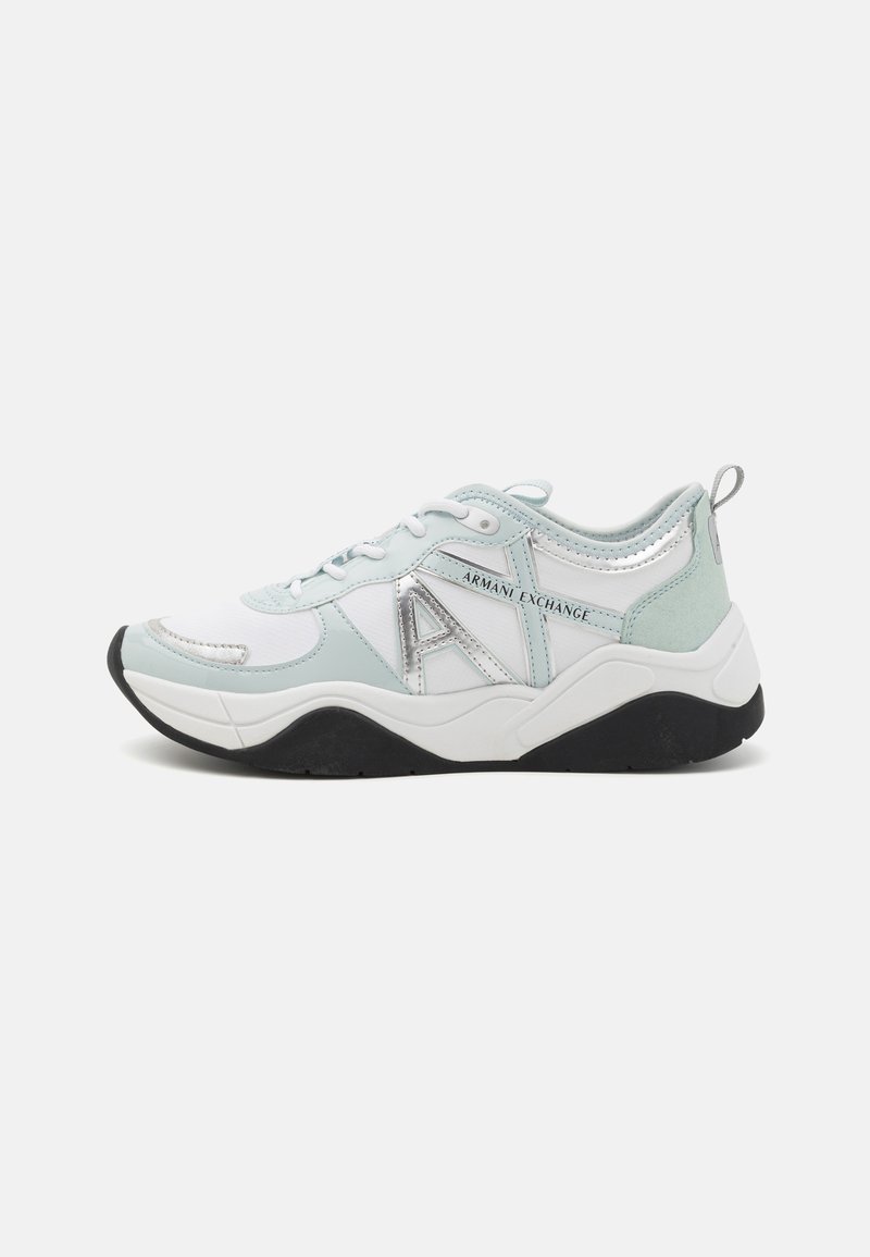 Scarpe sportive azzurro chiaro e bianche con dettagli argentati, punta rotonda, chiusura con lacci e suola in gomma nera texturizzata.