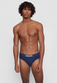 Sötétkék Levi's alsónadrág, testhezálló fazonnal. Márkás, rugalmas derékrésszel és sima anyaggal rendelkezik. Nincsenek látható minták vagy díszítések.