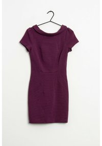 Přiléhavé šaty s krátkými rukávy v bohaté fialové látce, s širokým límcem, švovými detaily a strukturovanou siluetou, zavěšené na černém háčku.