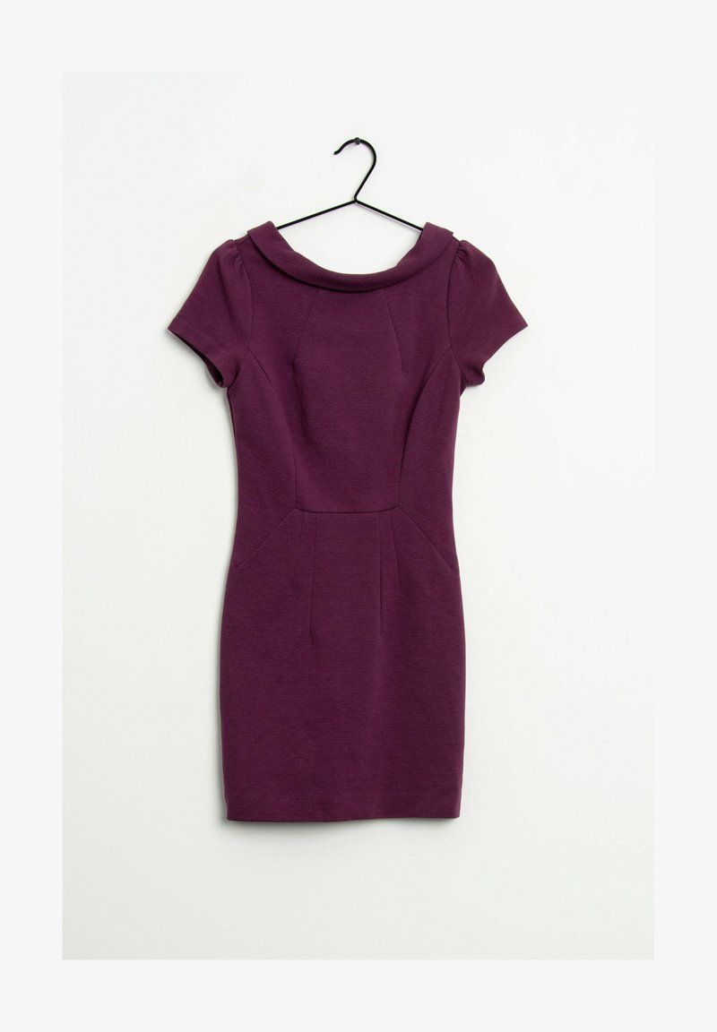 Přiléhavé šaty s krátkými rukávy v bohaté fialové látce, s širokým límcem, švovými detaily a strukturovanou siluetou, zavěšené na černém háčku.