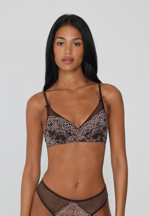 Bralette de encaje en marrón oscuro con detalles florales en rosa. Presenta tirantes ajustables y un material transparente y texturizado.