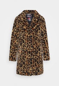 Leopardmönstrad kappa i mjukt, pälsliknande material. Den har en uringad krage, långa ärmar och en avslappnad passform med framfickor.