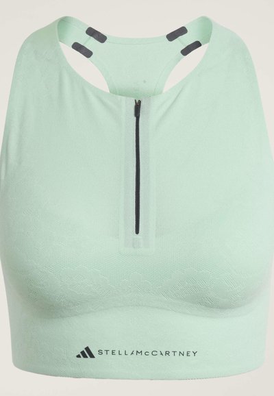 Hellgrüner Sport-BH mit Frontreißverschluss und schwarzem Adidas- sowie Stella McCartney-Logo unten in der Mitte.