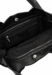 Interno di una borsa in pelle nera che presenta una tasca con zip, fodera in tessuto e chiusura magnetica. La texture appare come una superficie a ciottoli.