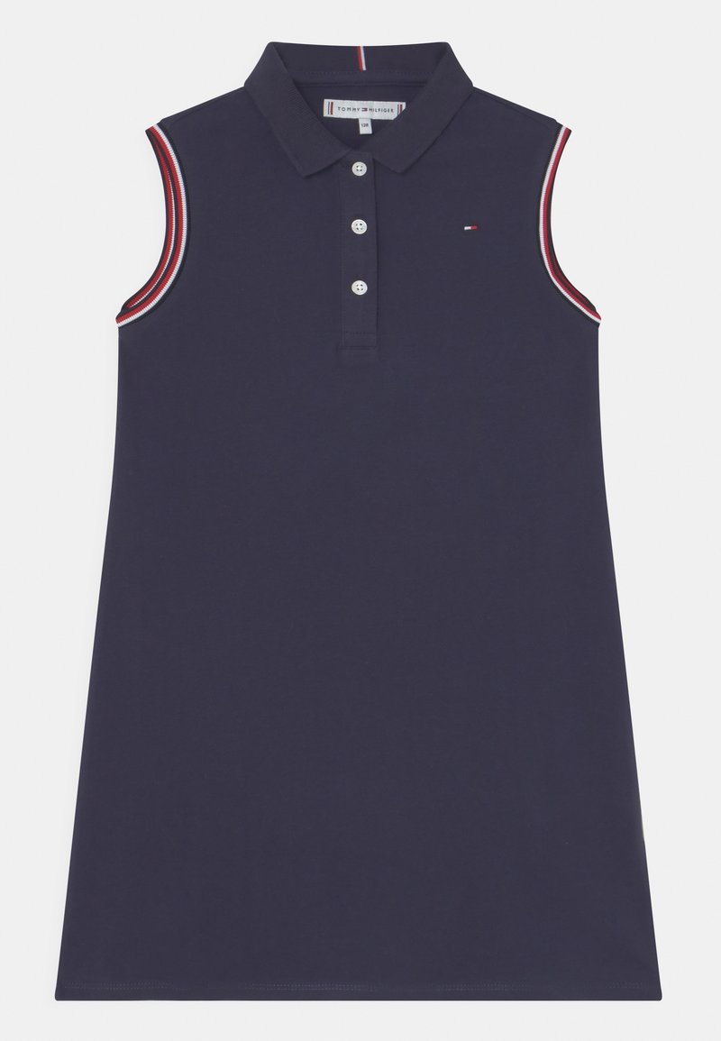 Vestido sin mangas de polo de color azul marino, hecho de algodón, con cuello, tres botones y acentos a rayas rojas y blancas en los hombros.