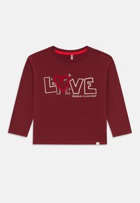 T-shirt de manga comprida cor bordô com a palavra "LOVE" em branco, apresentando um personagem de coração vermelho em peluche e o texto "Acredita em ti."