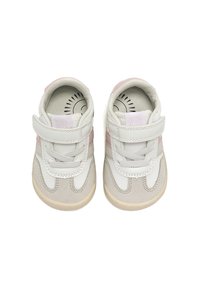 Helle graue und weiße Schuhe mit rosa Akzenten, ausgestattet mit einem Klettverschluss, gepolstertem Kragen und einer strukturierten Gummisohle. Weiche Materialien wurden durchgehend verwendet.