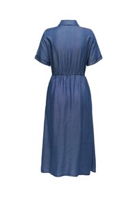 Robe midi en denim bleu à manches courtes, taille élastique et col, vue de dos sur fond blanc.