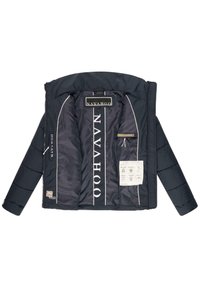 Námornícko modrá puff jacket s lesklým povrchom. Obsahuje vysoký golier, prešité panely a vnútorné detaily štítku. Interiér je podšitý tmavým materiálom.