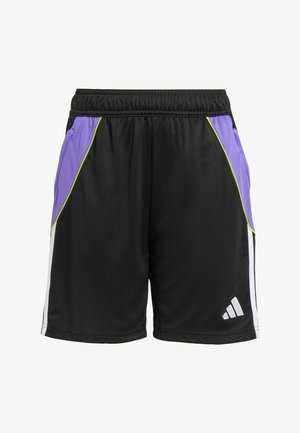 Bermudas deportivas negras con paneles laterales morados, acentos verdes y tiras blancas. Están hechas de un material ligero con una cinturilla elástica.