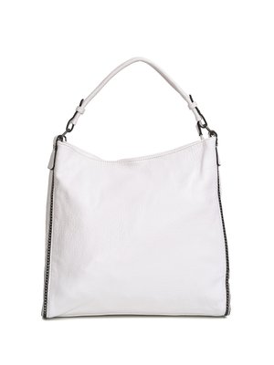 Biała skórzana torba hobo z czarnymi detalami, gładka w dotyku i o zakrzywionym kształcie. Nosi ją osoba w lawendowym swetrze z dzianiny i z przetartymi dżinsami.