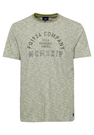 Lys grønn kortermet t-skjorte laget av mykt stoff, med rund hals og trykt tekstdesign i mørke farger og en teksturert finish.