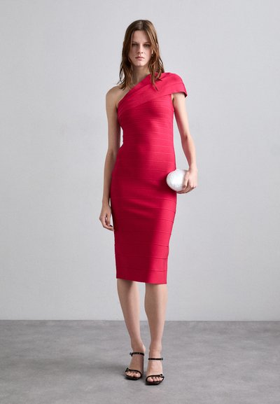 Rotes, einseitig geschnittenes Bodycon-Kleid mit horizontaler Rippstruktur. Kombiniert mit einer metallischen Clutch und schwarzen, schlichten High Heels.