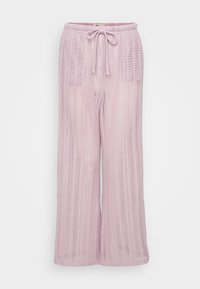 Pantalones de punto rosa claro con un ajuste holgado, que presentan una cintura con cordón y una textura acanalada vertical. Incluye dos bolsillos laterales.