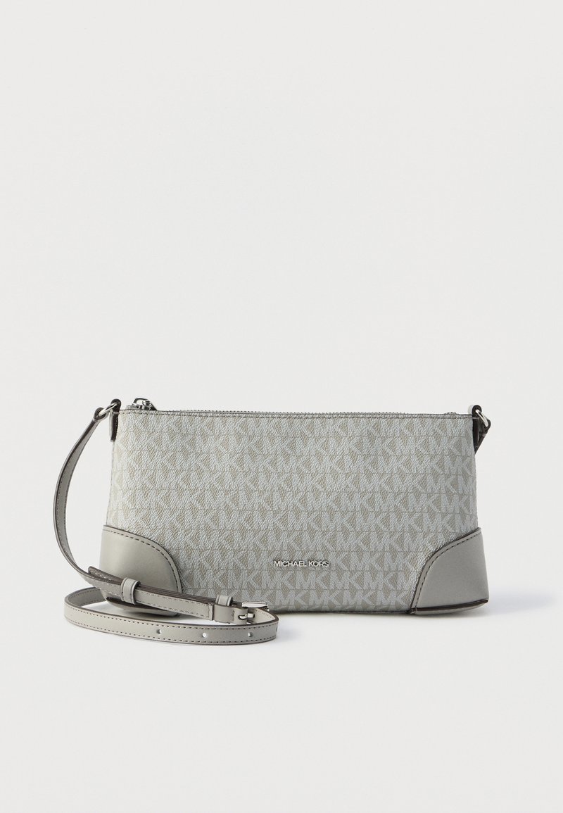 Geantă crossbody cu model gri, cu închidere cu fermoar, având accente din piele și o curea detașabilă. Prezintă logo-ul "MICHAEL KORS".