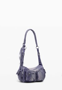 Ljubičasta torba s pletenim remenom i detaljem pom poma. Ima tri prednja džepa sa zatvaračem. Izrađena je od mekanog, teksturiranog materijala. Okruglog je oblika.