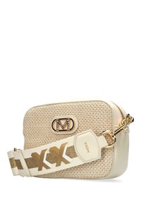 Borsa a tracolla beige con texture intrecciata, logo in tonalità oro, accessori in oro e una tracolla con accentuazione metallica e dettagli bianchi.