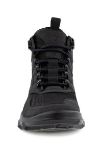 Le scarpe da ginnastica nere presentano una tomaia in rete, pannelli testurizzati a contrasto, lacci piatti e una suola in gomma resistente con un tacco leggermente rialzato.