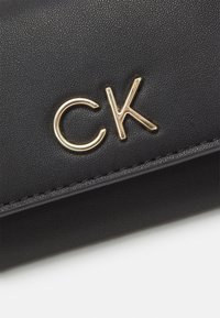 Calvin Klein RELOCK TRIFOLD KEY FOB SET - Portfel