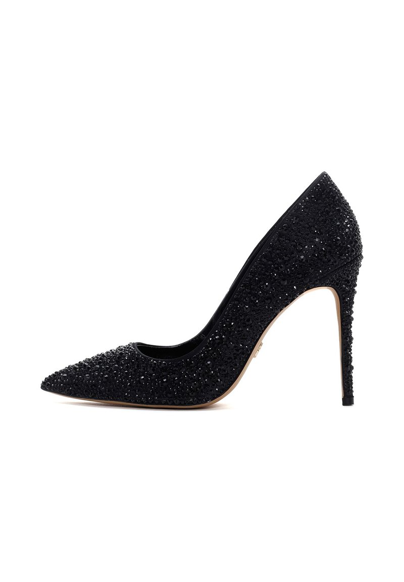 Czarne szpilki z ostro zakończonym noskiem, ozdobione strukturalnymi kryształkami, z eleganckim obcasem typu stiletto. Gładkie wnętrze, połyskujące wykończenie.