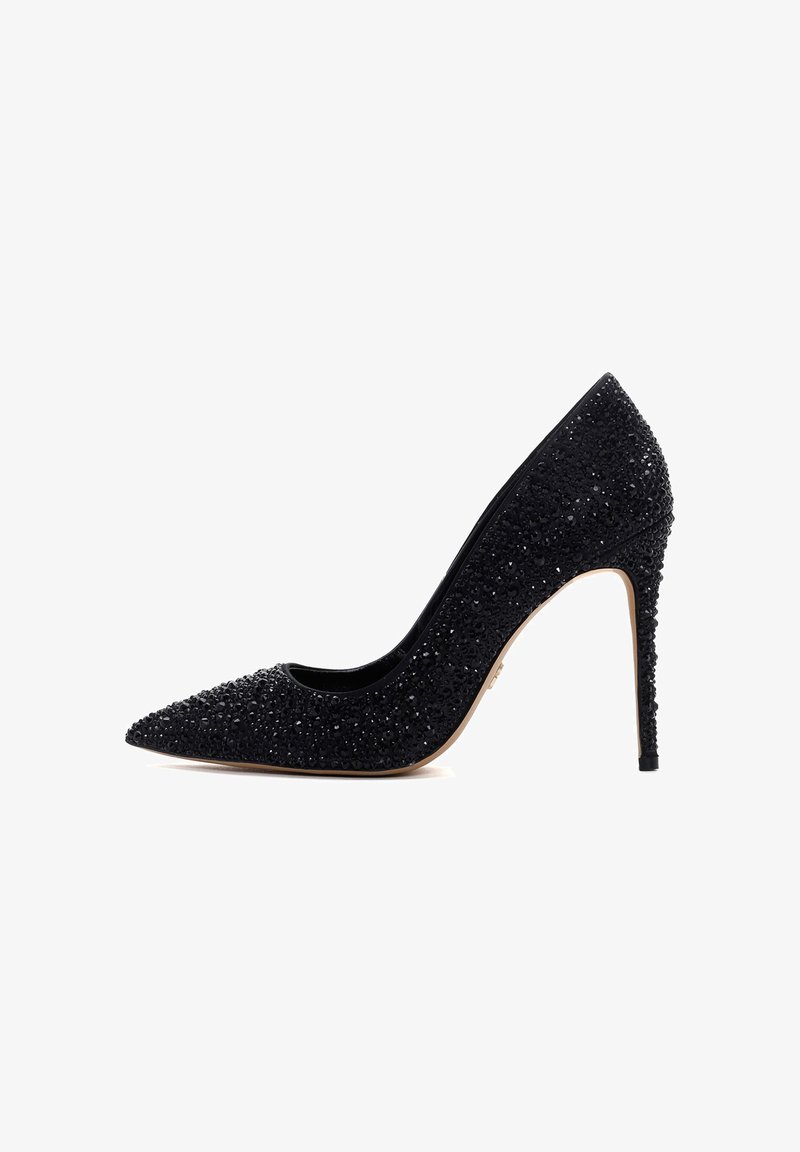 Escarpin noir à talon haut avec un bout pointu, orné de cristaux texturés et d'un élégant talon aiguille. Doublure intérieure lisse, finition brillante.
