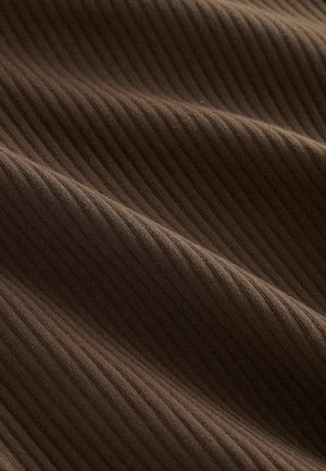 Pruun soonik kangas struktureeritud pinnaga, millel on paralleelsed jooned ja pehme tunne, korraldatud õrnades voltides.