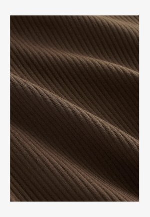 Hnedá rebrovaná látka s textúrovaným povrchom, s paralelnými líniami a jemným pocitom, usporiadaná v jemných záhyboch.