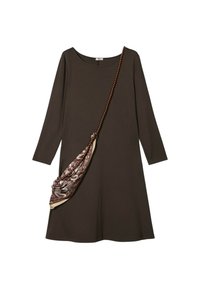 Bruine jurk met lange mouwen en een ronde halslijn, voorzien van een stoffen sjaaldetail in een bruin paisleypatroon en een met kralen versierde band.