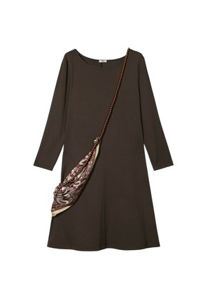 Bruine jurk met lange mouwen en een ronde halslijn, voorzien van een stoffen sjaaldetail in een bruin paisleypatroon en een met kralen versierde band.