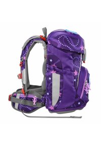 Lila Kinder-Rucksack mit Stern- und Wirbelmustern, grauen Akzenten und roter Hardware; verfügt über verstellbare Gurte und mehrere Taschen.