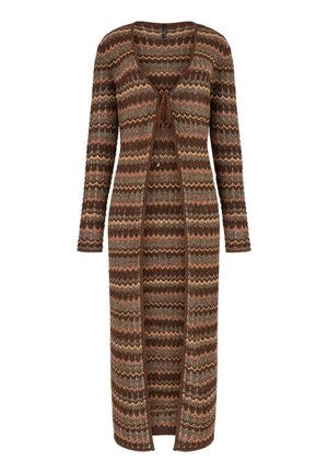 Lang brun strikket cardigan med flerfarvet zigzag-mønster, bindelukning foran og lange ærmer.