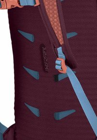 Zaino bordeaux con superficie testurizzata, dotato di spallacci blu, sezione con zip arancione e distintivi ritagli geometrici per la ventilazione.