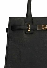 Borsa a mano in pelle nera con superficie texturizzata, due manici e dettaglio della chiusura in tono dorato con design elegante.