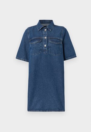 Jeanskleid in Dunkelblau mit kurzen Ärmeln, Kragen und zwei Brusttaschen. Mit durchgehender Knopfleiste und lockerem Schnitt.