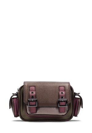 Borsa in metallo marrone e verde con superficie texturizzata, dotata di accenti rosa, doppio fibbia e tasca laterale. Design compatto rettangolare.