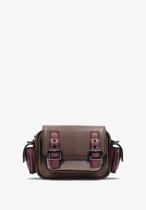 Sac à main marron métallisé et vert avec une surface texturée, présentant des accents roses, des boucles doubles et une poche latérale. Design compact en forme rectangulaire.