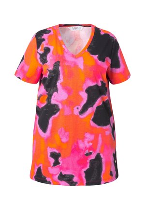 T-shirt a V scollo con un motivo astratto multicolore nei toni di rosa, arancione e nero. Maniche corte, vestibilità casual e tessuto morbido.