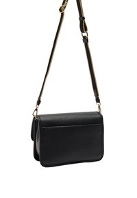 Czarna skórzana torba na ramię o teksturowanym wykończeniu, z przednią kieszenią i złotymi detalami. Regulowany pasek z kontrastowym paskiem.