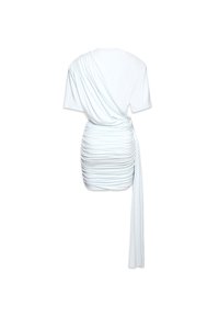 Rochie albă mini, cu mâneci scurte, drapaj asimetric și textură strânsă pe corp, având o panglică lungă care se prelinge în spate.