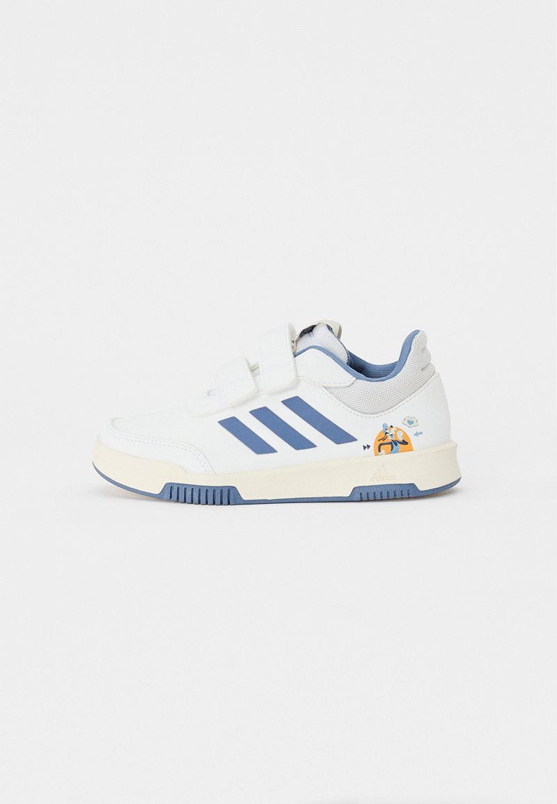 Λευκά αθλητικά παπούτσια με μπλε ρίγες και λεπτομέρειες. Διαθέτουν βέλκρο μπανέλες, υφασμάτινη σόλα και γραφικό σχέδιο στην εξωτερική πλευρά.
