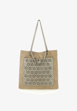 Borsa tote beige con design floreale traforato. Corpo in tessuto morbido, due manici grigi e borchie rotonde d'argento che accentuano il motivo.