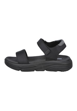Sandalia deportiva negra con dos tiras ajustables, suela acolchada y plantilla texturizada, diseñada para la comodidad y el uso informal.